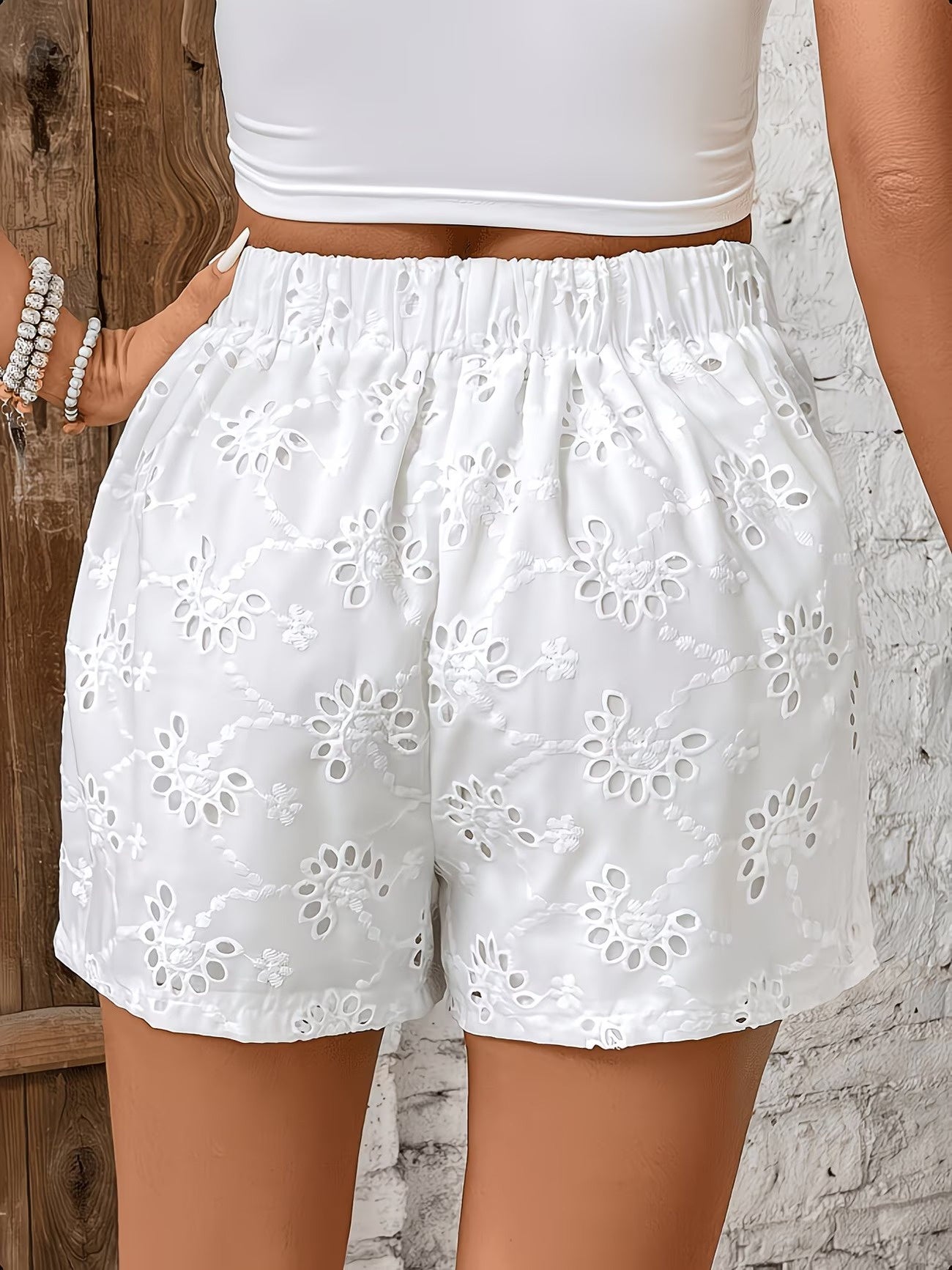 Shorts Stile Skort con Ricamo Traforato vista laterale